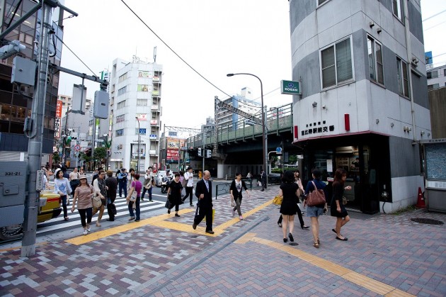 駒沢通り沿い、交番を右へ曲がりまっすぐ進む