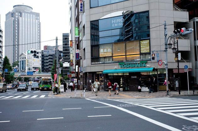 サンマルクカフェ前を通り、信号を渡ります。