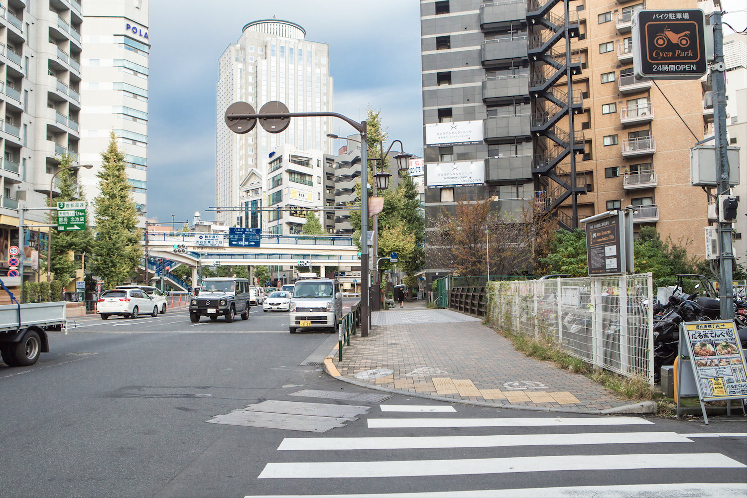 渋谷川を越えて、すぐ右に看板が目印です