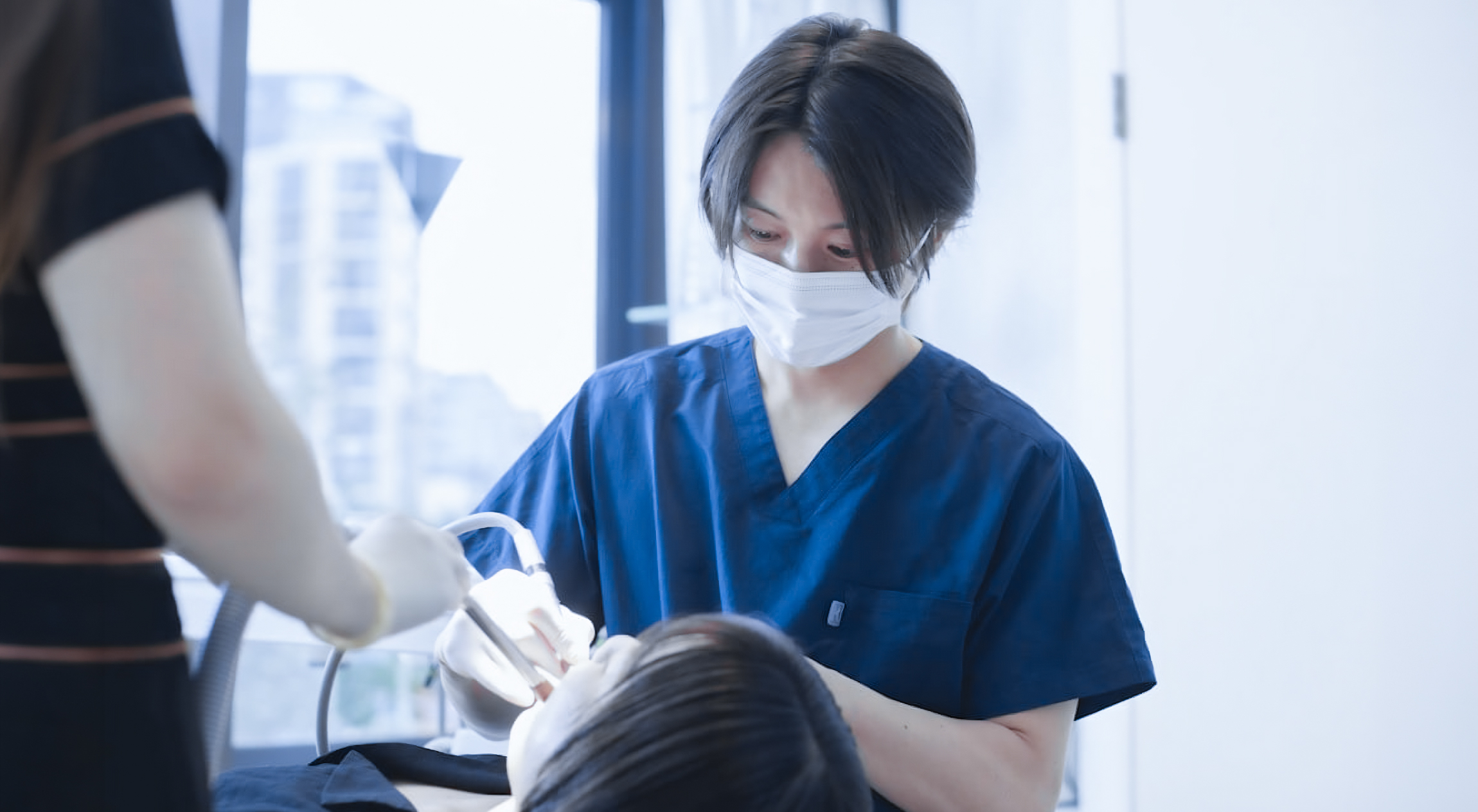 診療中の佐藤悠野