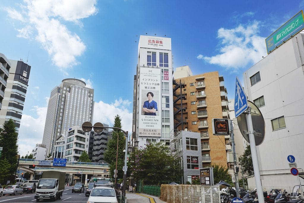 渋谷川を越えて、すぐ右に看板が目印です